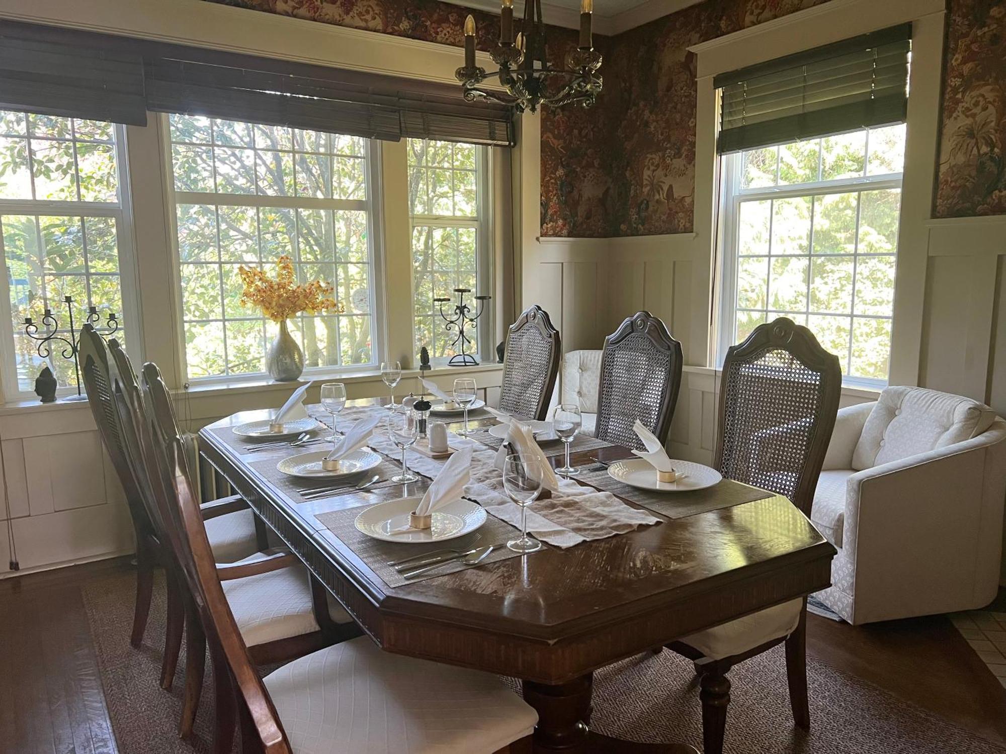 Apartment Shaughnessy Gem- Historic Villa- 5 Bedroom 3 Ba- Near Attraction