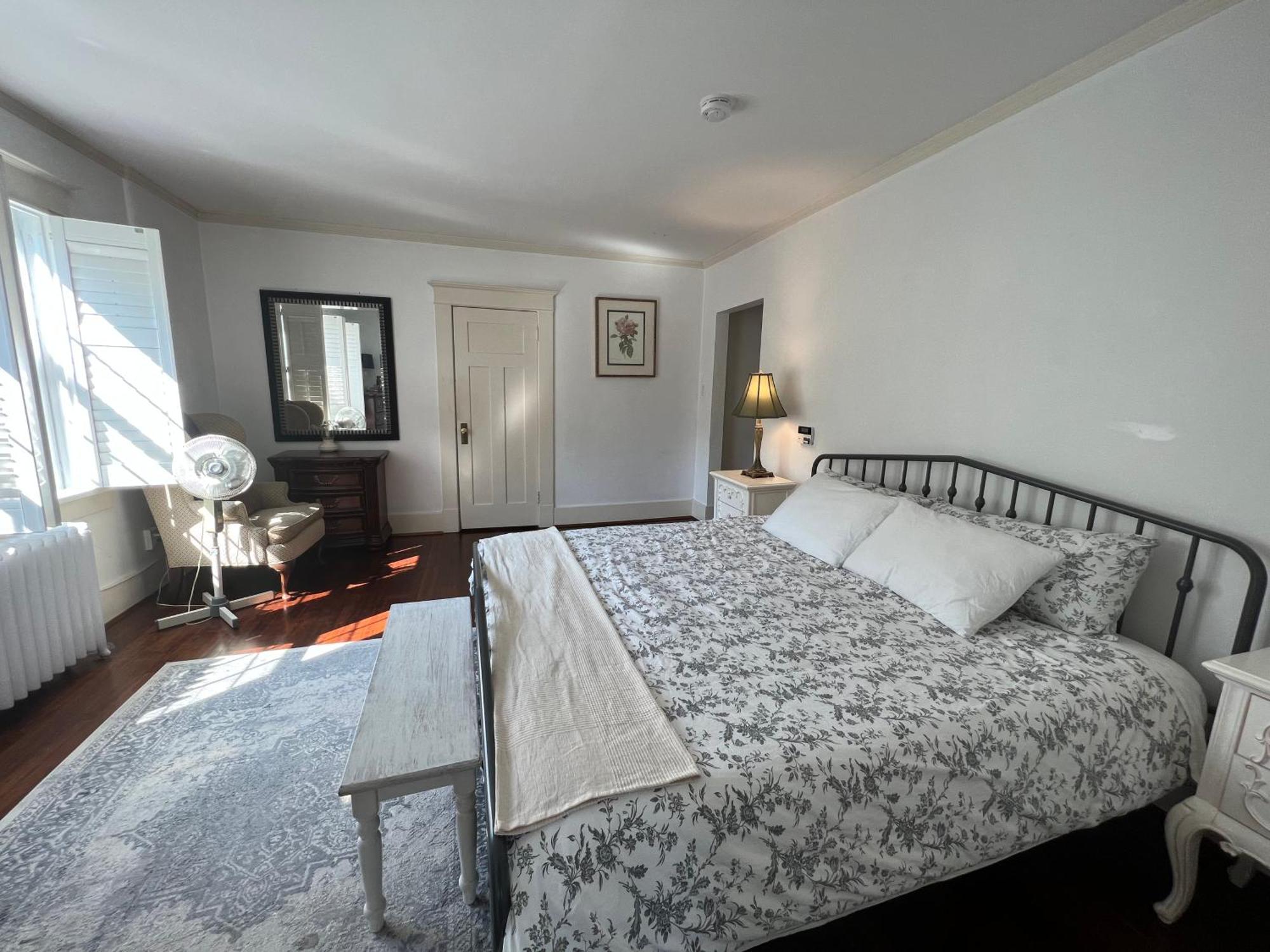 Apartment Shaughnessy Gem- Historic Villa- 5 Bedroom 3 Ba- Near Attraction