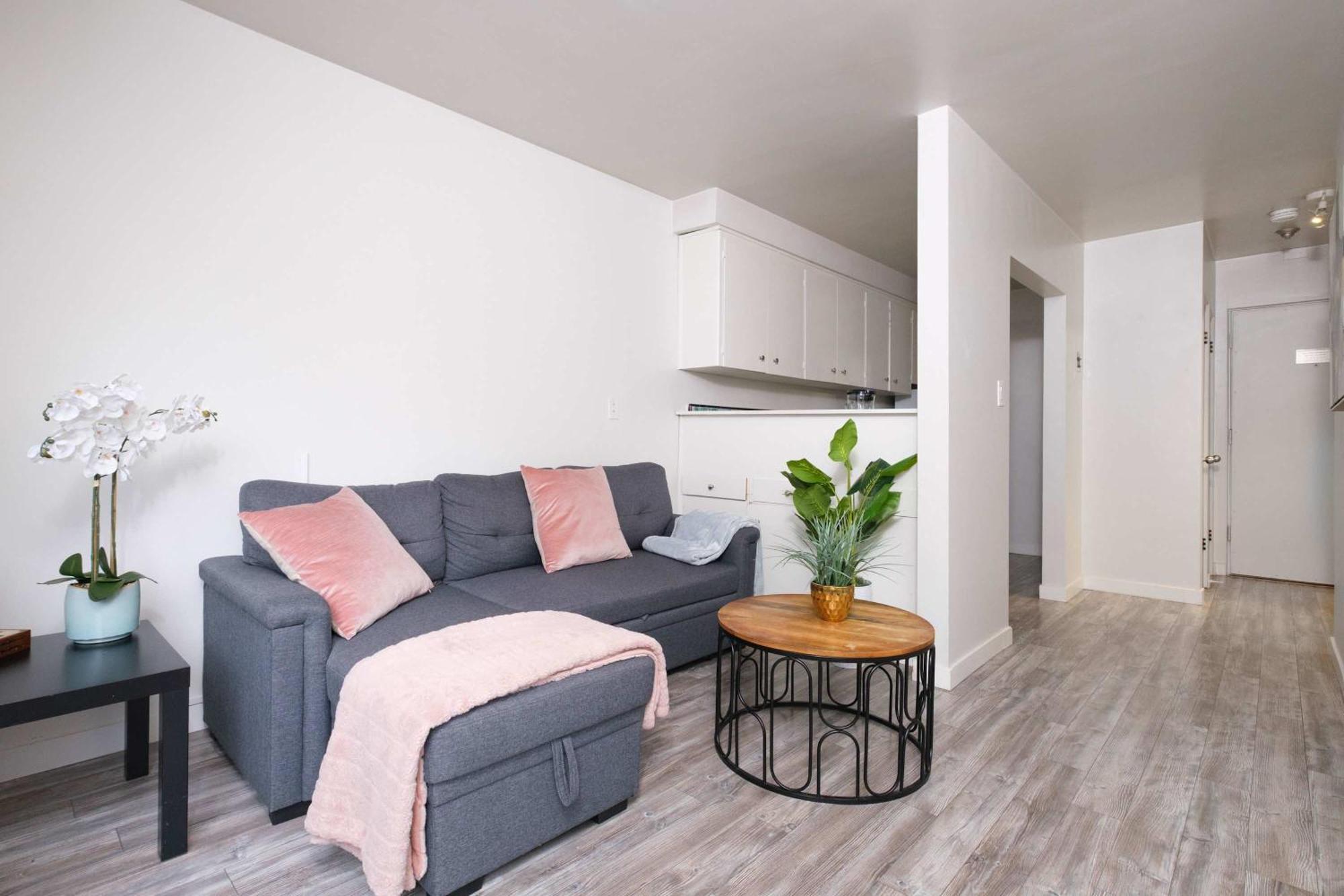 Cozy West End Away From Apartment *