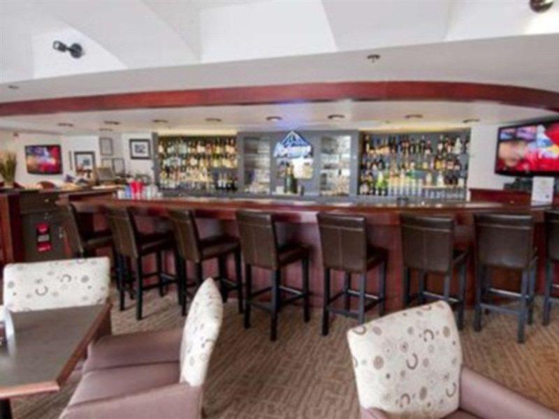 Hotel Quality Downtown-inn At False Creek 3*
