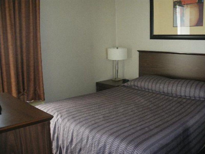 Hotel Sandman On Davie 3*