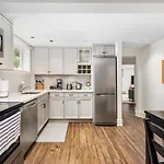 Gorgeous 4 Bedroom Garden Level Suite At Vancouver West & Ubc