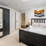 Gorgeous 4 Bedroom Garden Level Suite At Vancouver West & Ubc