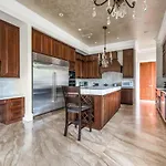 Cozy 1-Bedroom Share House In The Heart Of Vancouver