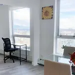 Downtown 3Br/2Ba+Views+Skytrain+Free Parking