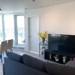Downtown 3Br/2Ba+Views+Skytrain+Free Parking
