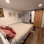Neat, Compact, Private Room In A Lovely Vancouver Neighbourhood