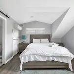 Stylish Dual Bedroom Suite In Van West