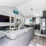 Stylish Dual Bedroom Suite In Van West