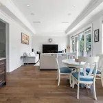 Elegant Spacious Vancouver Retreat Modern Amenitie