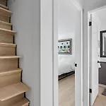Modern Kitsilano 2 Bedroom Home With A Hot Tub
