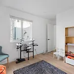 Modern Kitsilano 2 Bedroom Home With A Hot Tub