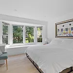 Modern Kitsilano 2 Bedroom Home With A Hot Tub