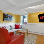 Artsy Private Guest Suite With Outdoor Saloon