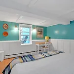 Artsy Private Guest Suite With Outdoor Saloon