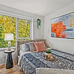Modern Two Bedroom Townhouse Steps From Yaletown Amenities