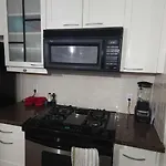 Cityscape Comfort- Elegant 2-Bedroom Townhouse In The Heart Of Vancouver