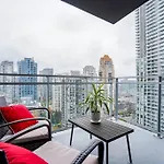 Modern Downtown Apartment With Water Views