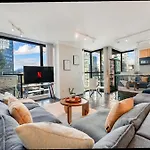 Stylish 2Br Getaway With Grand Jacuzzi And Comfort