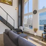 Trendy Downtown Loft - King Bed!