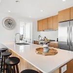Stylish City View 2Br Apartment Steps To Yaletown Life