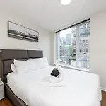 Spacious Downtown Condo With Pool Gym & Parking