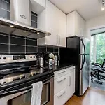 Spacious Downtown Condo With Pool Gym & Parking