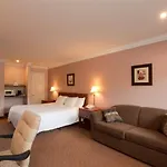 Travelodge By Wyndham Vancouver Lions Gate