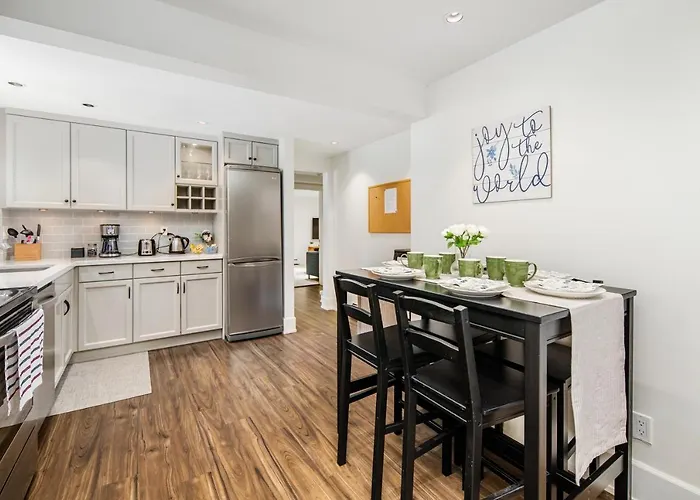 Gorgeous 4 Bedroom Garden Level Suite At Vancouver West & Ubc