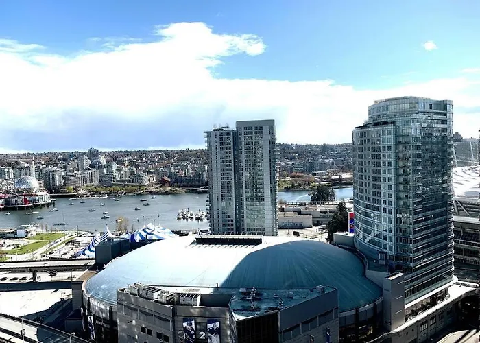Downtown 3Br/2Ba+Views+Skytrain+Free Parking