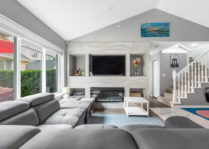 Stylish Dual Bedroom Suite In Van West