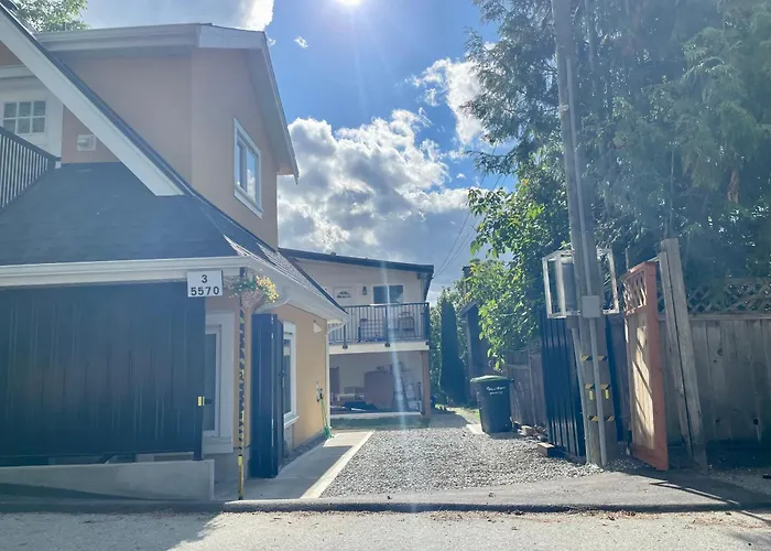 Vancouver\'S Homey Laneway House