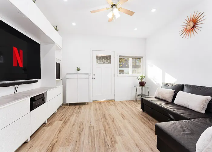 Urban Oasis Modern 2Br By Trendy Commercial Drive