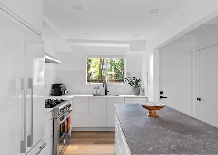 Modern Kitsilano 2 Bedroom Home With A Hot Tub