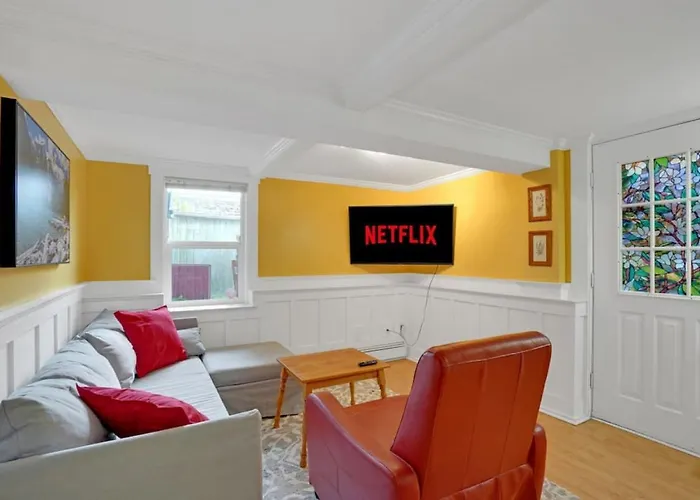 Artsy Private Guest Suite With Outdoor Saloon
