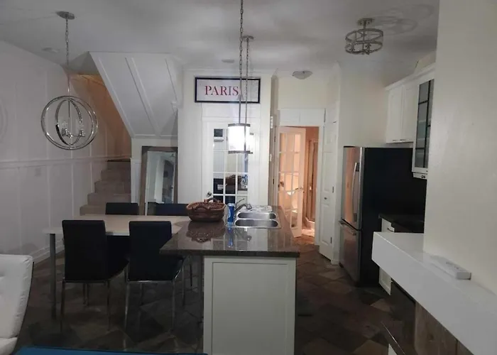 Cityscape Comfort- Elegant 2-Bedroom Townhouse In The Heart Of Vancouver