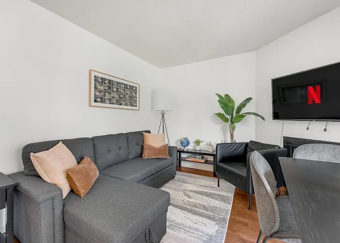 Stylish & Comfy Condo In A Prime Location