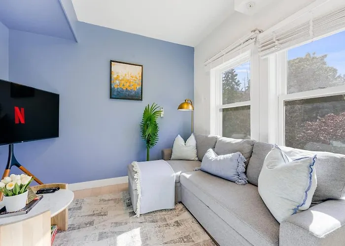 Cozy & Chic Apartment In Central Location