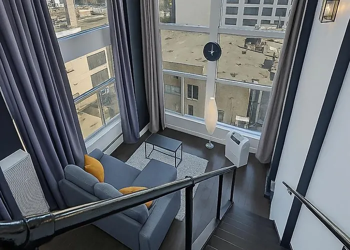 Trendy Downtown Loft - King Bed!