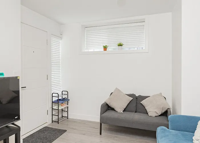 Dumfries Guest Room In Vancouver