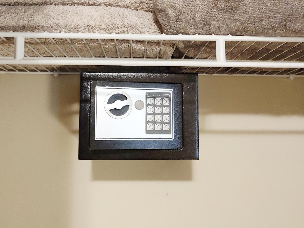 Private W King Bed, Ground Level, Naturally Bright Gasthof Vancouver