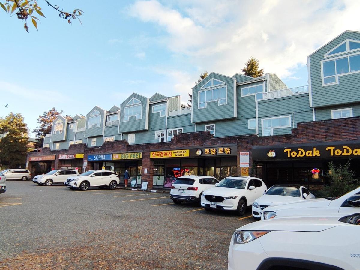 Private W King Bed, Ground Level, Naturally Bright Gasthof Vancouver