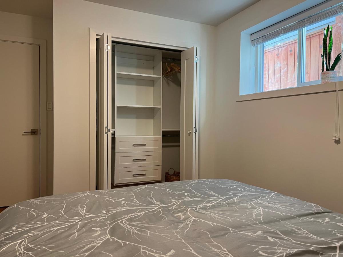 Newly Renovated Walkout Basement In With Separate Entrance Gasthof