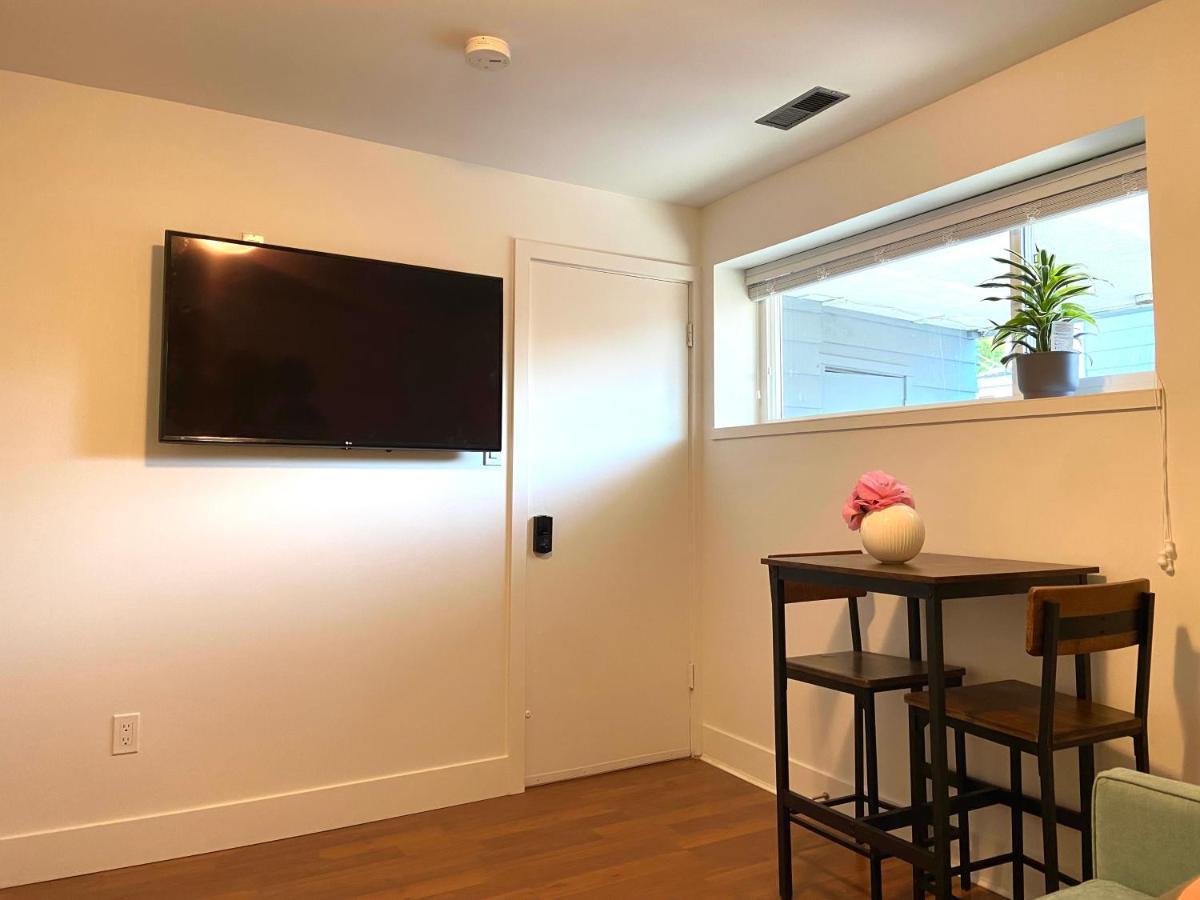 Gasthof Newly Renovated Walkout Basement In With Separate Entrance *