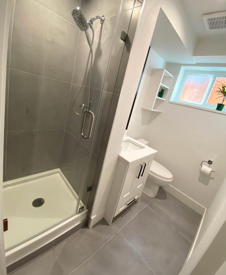 Newly Renovated Walkout Basement In With Separate Entrance Gasthof