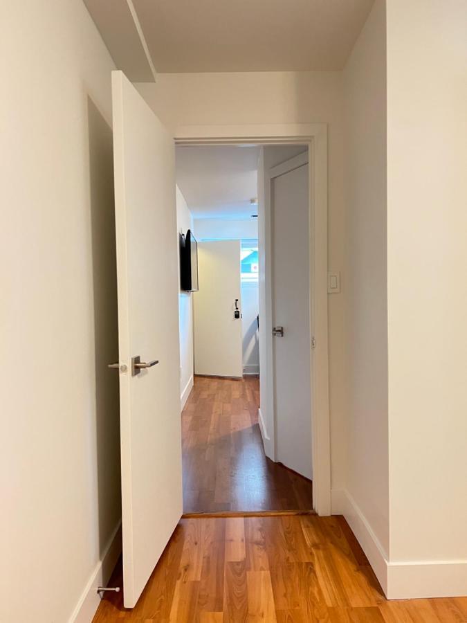 Newly Renovated Walkout Basement In With Separate Entrance Gasthof *