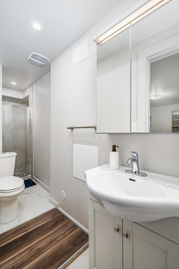 Villa Gorgeous 4 Bedroom Garden Level At West & Ubc