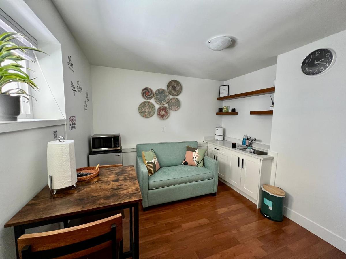 Newly Renovated Walkout Basement In With Separate Entrance Gasthof Vancouver
