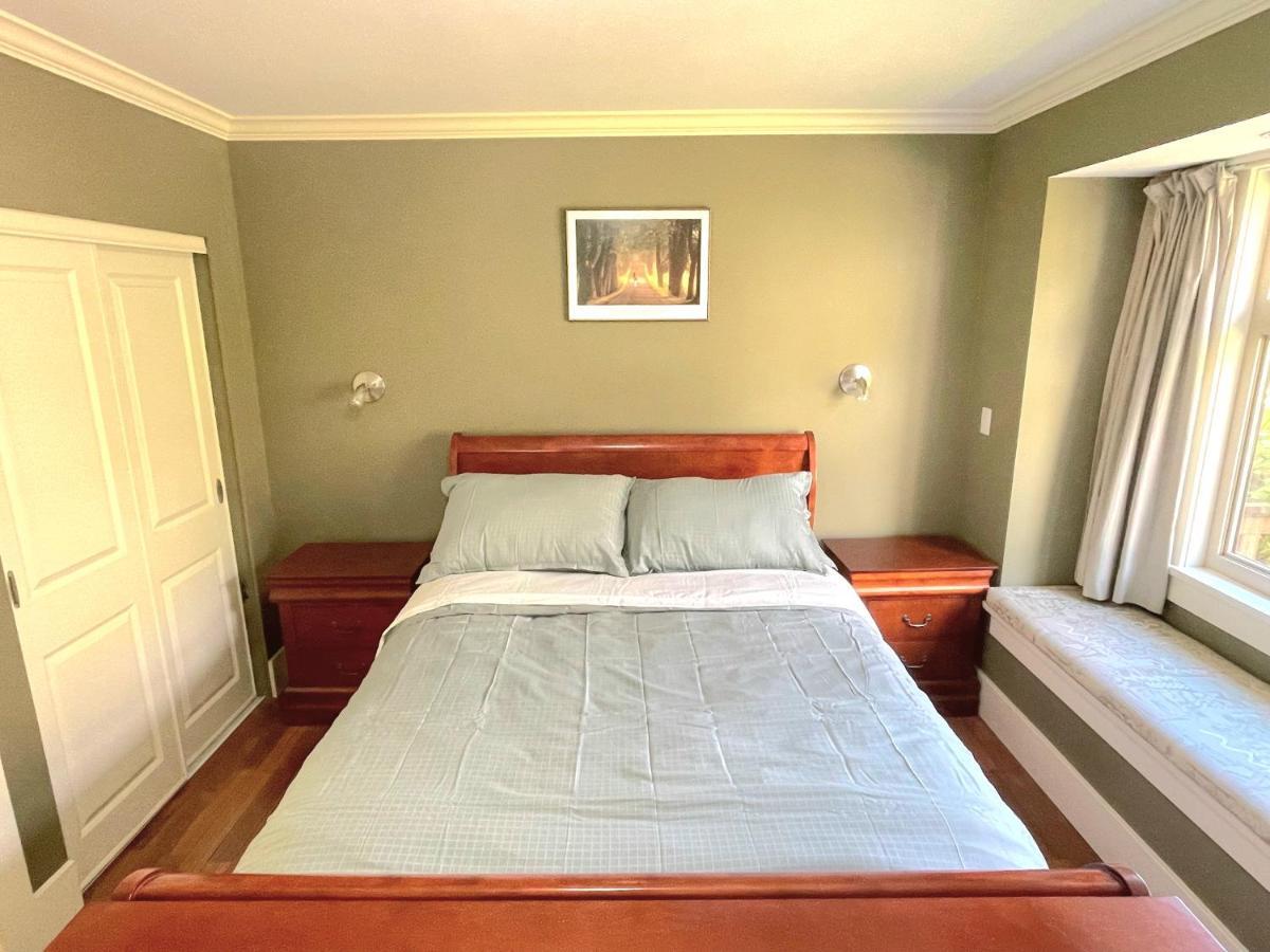 Elegant, Sunny Modern With Skylights - Kitsilano, Guest house *