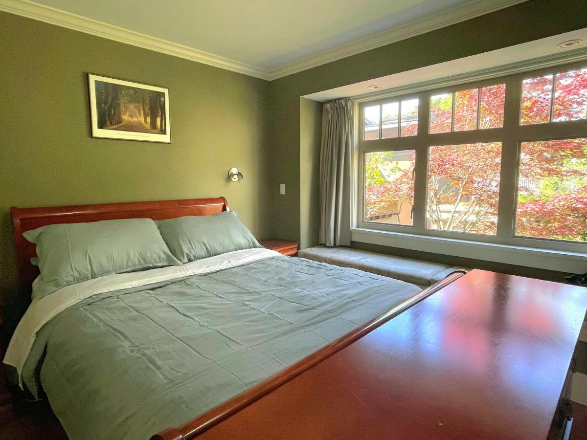 Elegant, Sunny Modern With Skylights - Kitsilano, * Vancouver